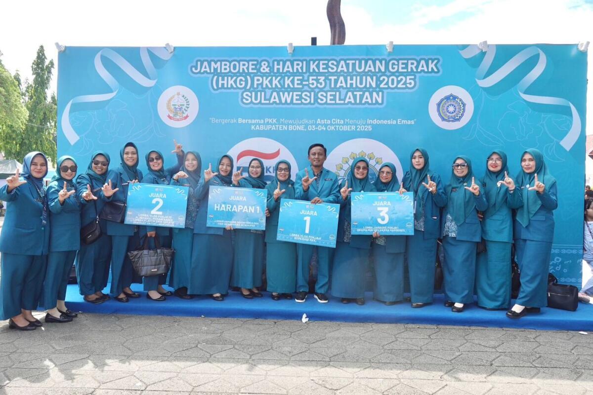 EMPAT GELAR -- Tim Penggerak PKK Kabupaten Lutim foto bersama usai mengharumkan nama daerah dengan meraih empat gelar juara pada peringatan HKG PKK ke-53 dan Jambore PKK Tingkat Provinsi Sulawesi Selatan tahun 2025, di Lapangan Merdeka Bone, Sabtu (4/10).
