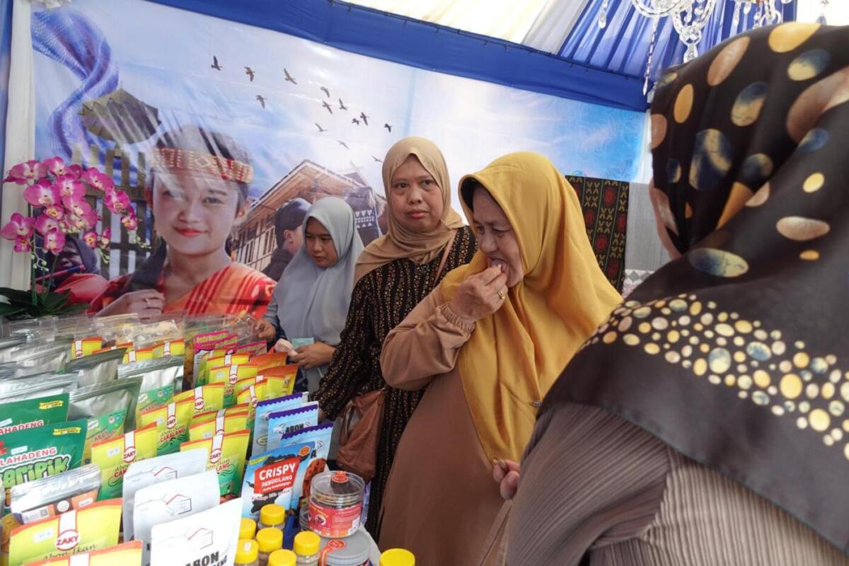 MENARIK -- Stand pameran Usaha Peningkatan Pendapatan Keluarga (UP2K) TP PKK Kabupaten Luwu Timur menjadi salah satu daya tarik dalam rangkaian HKG PKK ke-53 dan Jambore PKK Tingkat Provinsi Sulawesi Selatan yang dipusatkan di Lapangan Merdeka, Bone, Sabtu (4/10).
