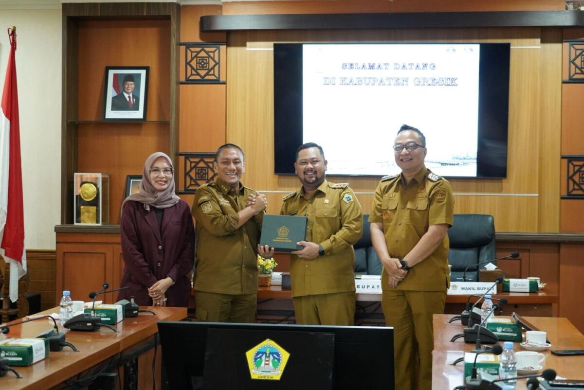 BELAJAR -- Pemkab Lutim memboyong sejumlah perangkat desa untuk belajar langsung kebeberapa sentra usaha dan industri di Provinsi Jawa Timur. Rombongan dipimpin Bupati Luwu timur, H Irwan Bachri Syam di dampingi Ketua TP PKK Lutim, Ani Nurbani.