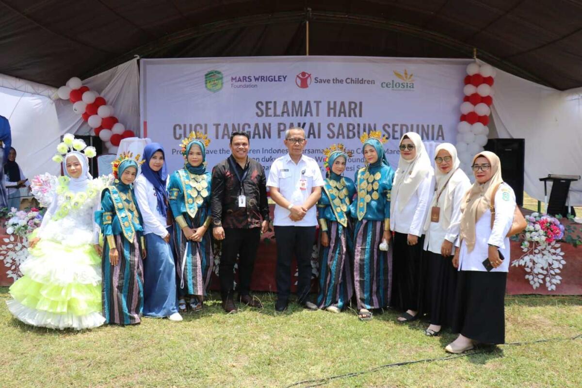 LAUNCHING -- Lapangan Pendidikan Malili di Desa Puncak Indah hari ini menjadi saksi semangat hidup sehat masyarakat Luwu Timur saat Sekretaris Daerah, H. Bahri Suli, secara resmi melaunching peringatan HCTPS se Dunia Tahun 2025, Rabu (15/10).
