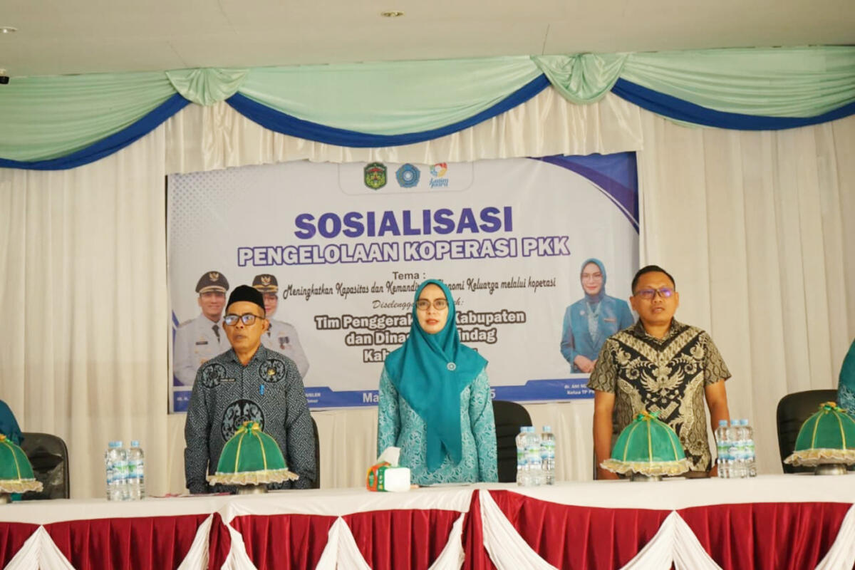 SOSIALISASI -- Ketua TP PKK Kabupaten Luwu Timur, dr. Ani Nurbani Irwan membuka secara resmi  kegiatan sosialisasi Pengelolaan Koperasi PKK di Aula Dinas Pendidikan dan Kebudayaan baru-baru ini. 
