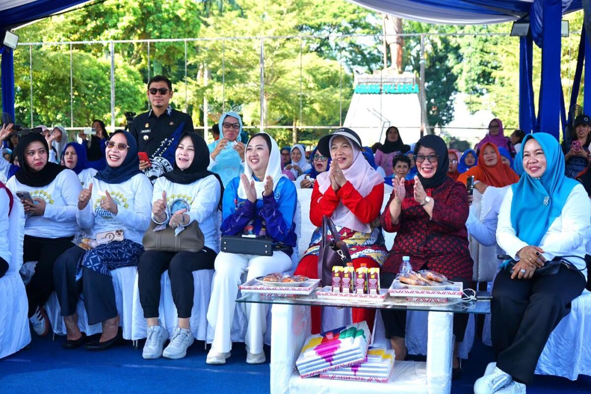 KOMPAK -- Wakil Bupati Luwu Timur, Hj Puspawati Husler bersama Ketua TP PKK Lutim, Ani Nurbani Irwan, memberikan semangat secara langsung kepada seluruh kader PKK dari Pokja I hingga Pokja IV pada Jambore Kader PKK Tingkat Provinsi Sulsel di Kabupaten Bone baru-baru ini.
