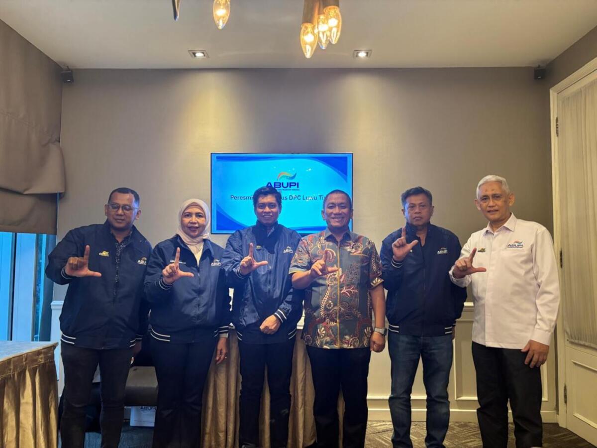 LANTIK -- Pengurus Abupi resmi melantik DPC ABUPI Luwu Timur untuk masa bakti 2025–2030. Pelantikan dipimpin Ketua Umum ABUPI, Liana Trisnawati bersama Sekjen ABUPI, di Penang Bistro Pakubuwono, Jakarta Selatan baru-baru ini. 