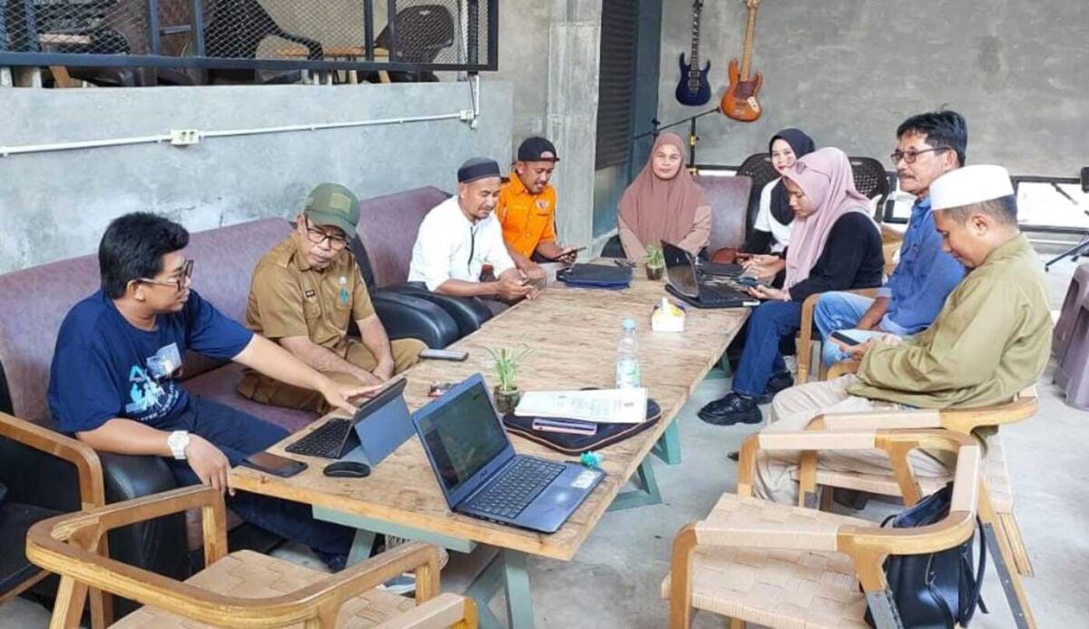 PERTEMUAN -- Disdagkop UKMP menghadiri pertemuan yang digagas Koperasi Desa Merah Putih (KDMP) dalam rangka memperkuat kelembagaan di Warkop Jonga Malili baru-baru ini. 