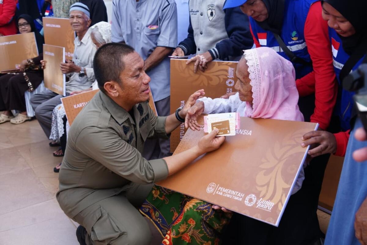 KARTU LANSIA -- Bupati Luwu Timur, Irwan Bachri Syam bersama Wabup Hj Puspawati Husler menyerahkan Kartu Lansia, program bantuan bagi warga lanjut usia di halaman Kantor Bupati Luwu Timur, Rabu (30/10). 