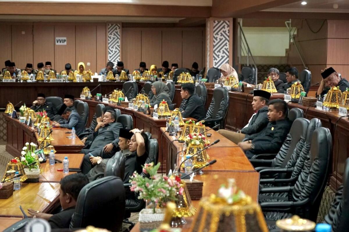 SERAHKAN RANPERDA -- Wakil Bupati Luwu Timur, Hj. Puspawati Husler menyerahkan empat Rancangan Peraturan Daerah (Ranperda) kepada DPRD Luwu Timur, dalam Rapat Paripurna yang digelar Selasa (7/10). 
