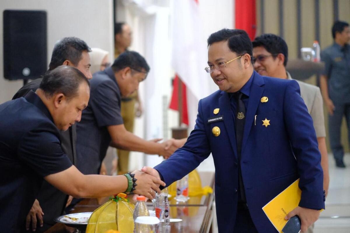 IST
MENYALAMI -- Wabup Gowa, Darmawangsyah Muin, menyalami para anggota DPRD Gowa usai menyerahkan tiga Ranperda untuk disahkan jadi Perda kepada unsur pimpinan DPRD Gowa dalam rapat paripurna. 