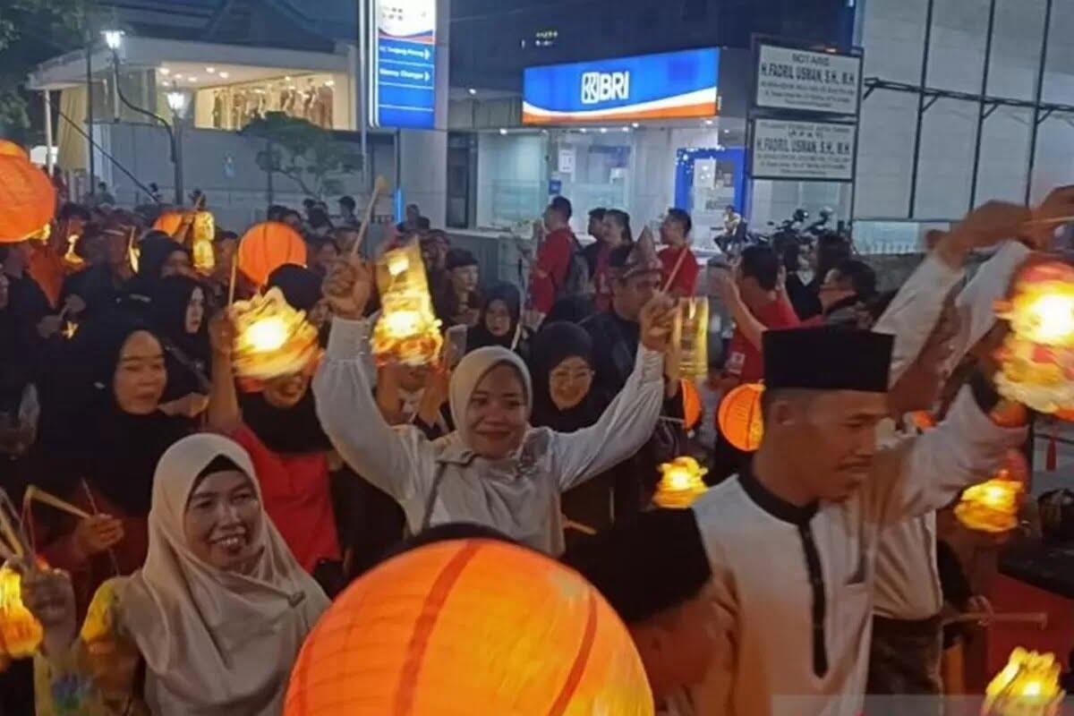 Sebanyak 2.000 peserta memeriahkan pawai lampion dalam rangka peringatan Festival Mooncake 2025. (ANTARA)