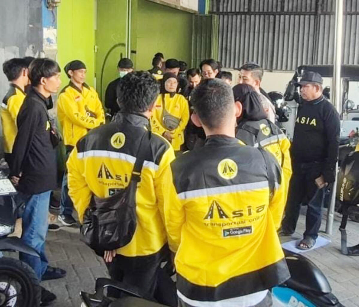 IST
PATUH --  Para driver ASIA Transportasi Online mendapatkan arahan dari pihak Satlantas Polres Gowa terkait aktivitas menjelajah di jalanan dan diharapkan para driver mematuhi rambu-rambu lalulintas. 