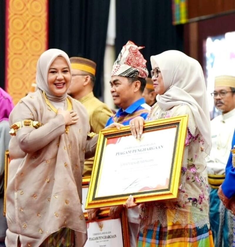 IST
PENGHARGAAN -- Bupati Gowa, Husniah Talenrang saat menerima penghargaan dari Wagub Sulsel, Fatmawati Rusdi di perhelatan peringatan Hari Jadi Sulsel ke-356. 
