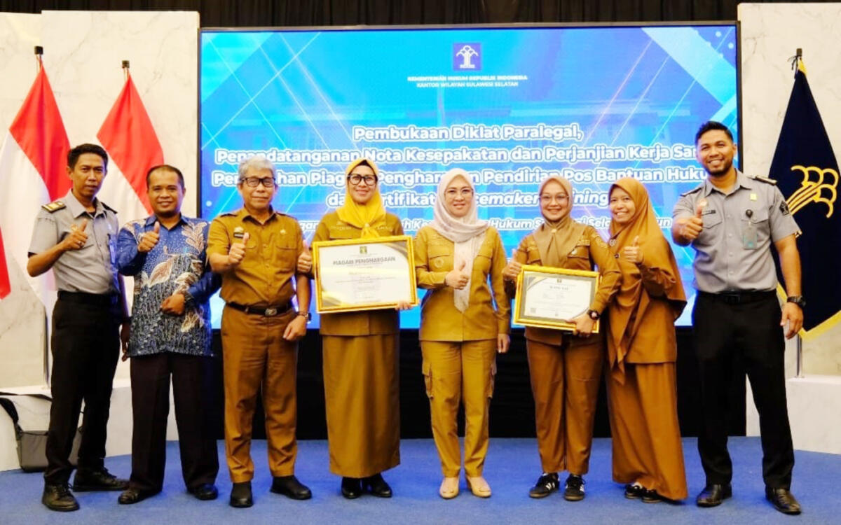 IST
PENGHARGAAN -- Bupati Gowa, Husniah Talenrang diapit Kabag Hukum, Andi Chaeriah dan para staf usai menerima penghargaan Kemenkum RI Kantor Wilayah Sulsel. 
