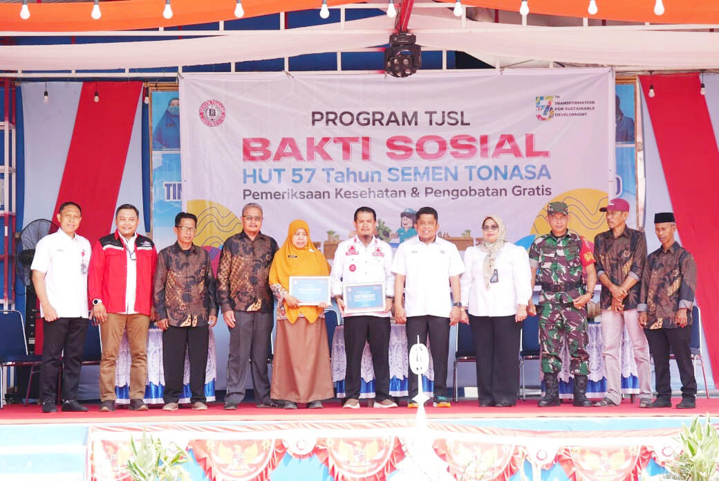 PENGOBATAN GRATIS -- Direktur Utama PT Semen Tonasa, Anis (lima dari kanan) didampingi segenap unsur manajemen, foto bersama dengan unsur terkait bersama kepala Desa Biring Ere di sela pelaksanaan pengobatan gratis.
