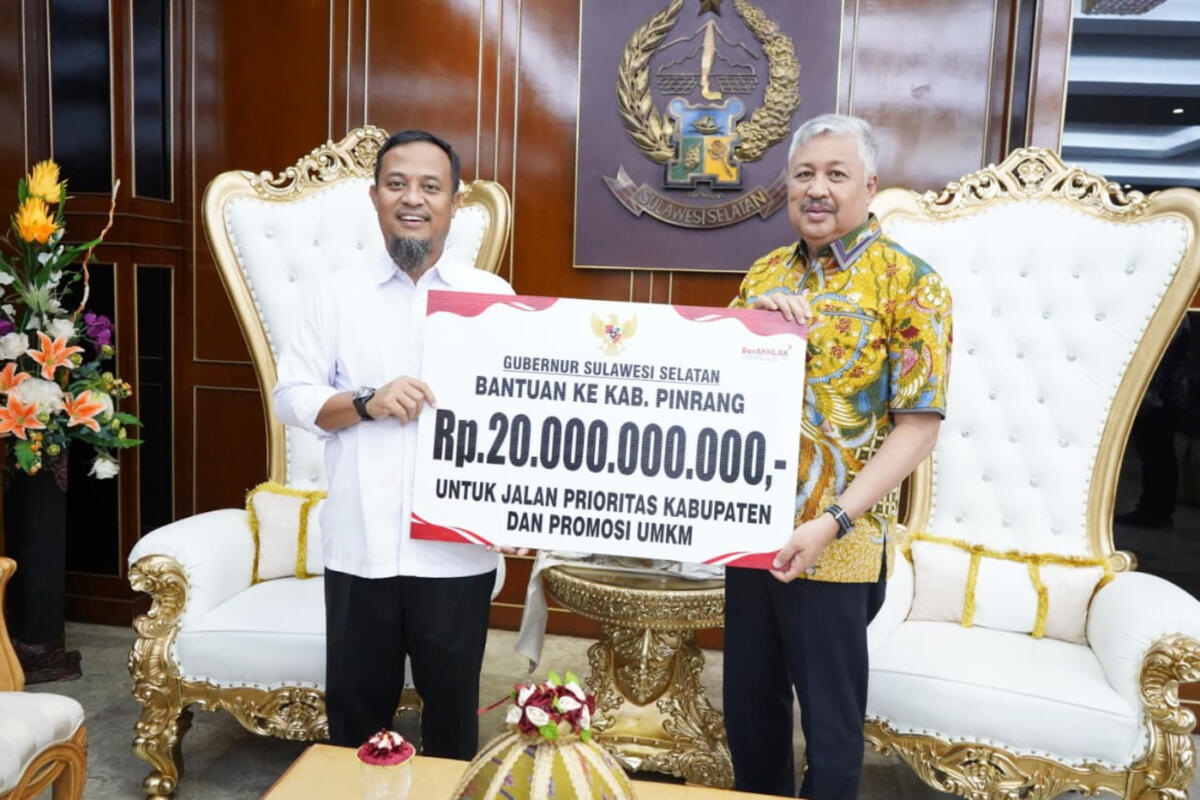 BANTUAN -- Gubernur Sulawesi Selatan A. Sudirman Sulaiman menyerahkan bantuan keuangan sebesar Rp 20 M secara simbolis kepada Pemkab Pinrang yang diterima Bupati Pinrang HA Irwan Hamid  di Rumah Jabatan Gubernur Sulsel, Kamis (16/10).
