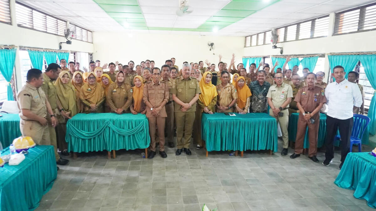 SILATURRAHMI -- Bupati Pinrang, HA Irwan Hamid foto bersama usai menghadiri kegiatan silaturahmi Musyawarah Kerja Kepala Sekolah (MKKS) SMP se-Kabupaten Pinrang di Aula SMP Negeri 2 Pinrang, Senin (20/10). 