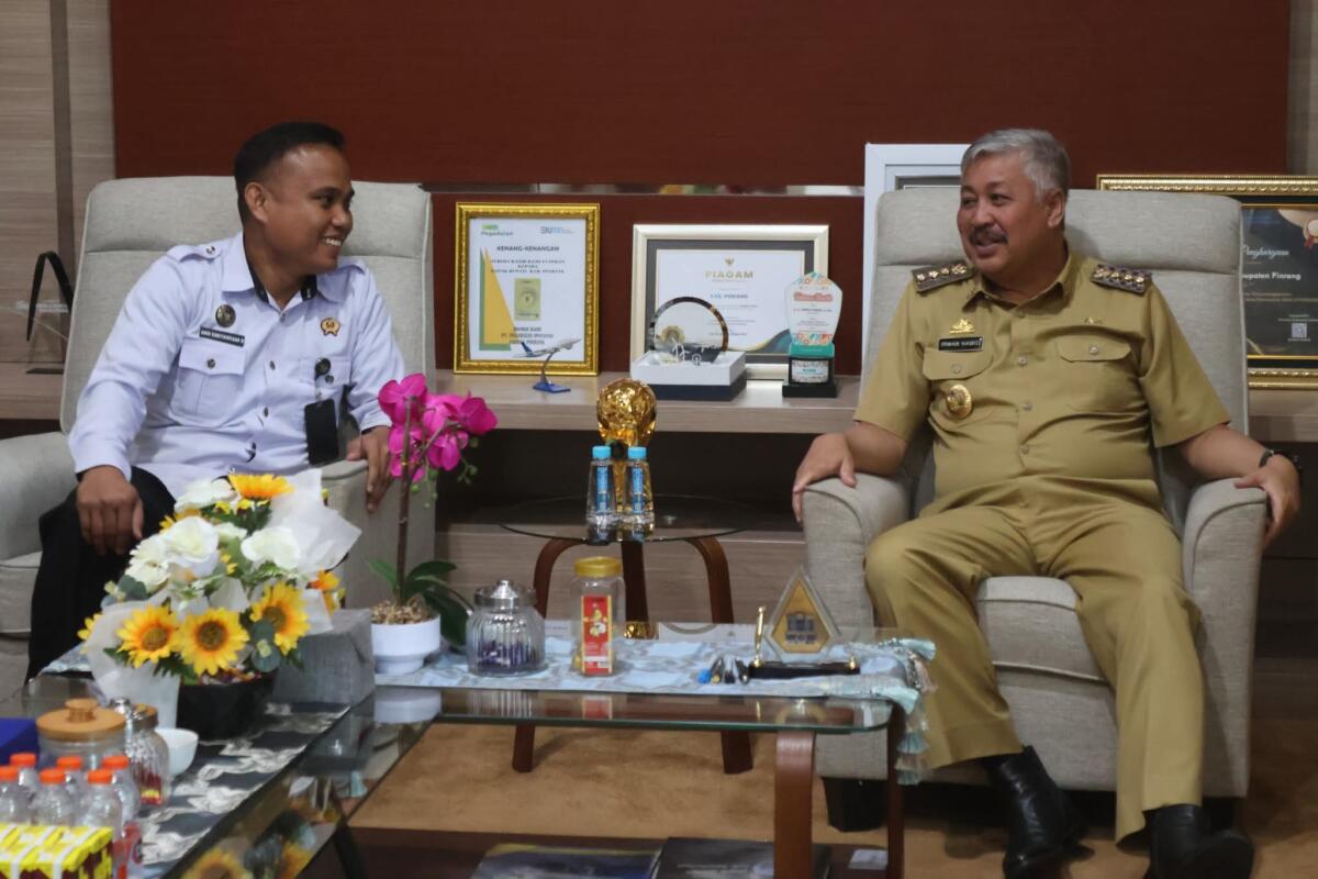 PERTEMUAN -- Bupati Pinrang, HA Irwan Hamid melakukan pertemuan dengan Kepala Rumah Tahanan Negara (Rutan) Kelas IIB Pinrang, Andi Erdiyangsah Bahar, di ruang kerja Bupati Pinrang, Selasa (7/10). 
