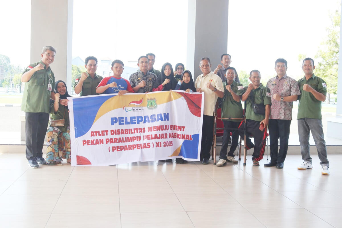 SIAP BERLAGA -- Para atlet disabilitas foto bersama usai dilepas Wabup Pinrang untuk berlaga di Peparnas 2025 Jakarta beberapa hari mendatang.
