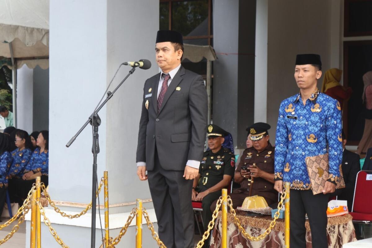UPACARA -- Wakil Bupati Pinrang, Sudirman Bungi bertindak sebagai pembina upacara peringatan Hari Sumpah Pemuda ke-97 yang digelar di Halaman Kantor Bupati Pinrang, Selasa (28/10).
