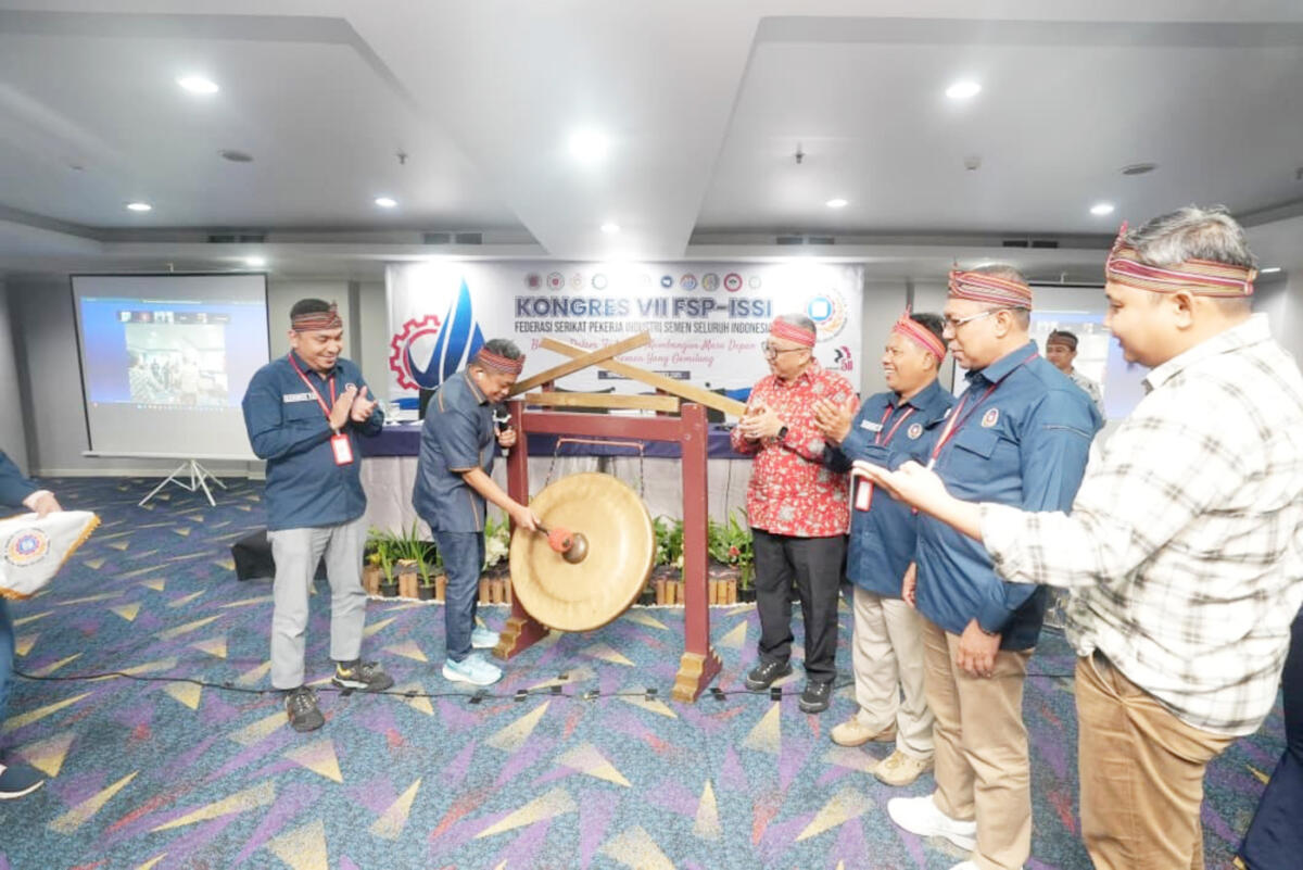 PUKUL GONG -- Direktur Utama PT Semen Tonasa, Anis, memukul gong sebagai tanda pembukaan Kongres VII FSP-ISSI.
