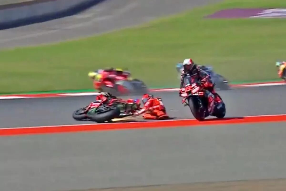 Tangkapan layar saat Marc Marquez mengalami kecelakaan dalam MotoGP Indonesia 2025 usai ditabrak Marco Bezzecchi. (Dok. MotoGP)