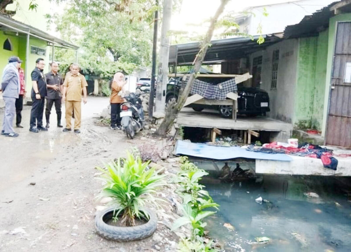 IST
RUMAH WARGA -- Wabup Gowa, Darmawangsyah Muin, menemukan salah satu rumah warga di Kecamatan Somba Opu berdiri di atas saluran air. 
