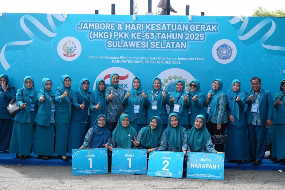 BORONG GELAR -- TP PKK Kabupaten Sidrap menorehkan prestasi membanggakan dengan memborong empat gelar sekaligus pada Jambore dan Hari Kesatuan Gerak (HKG) PKK ke-53 Tingkat Provinsi Sulsel yang dipusatkan di Kabupaten Bone pada (3-4/10).
