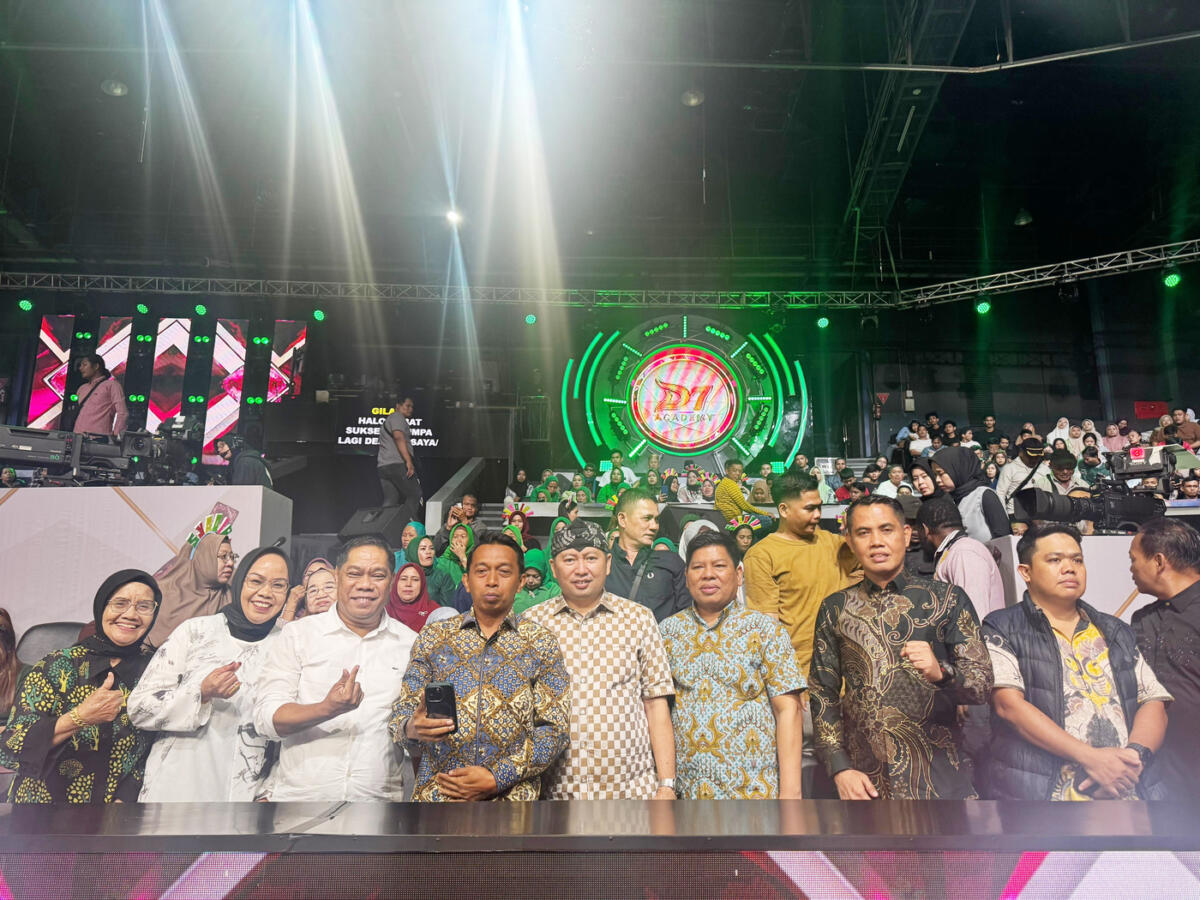 TOP 8 -- Bupati Sidrap Syaharuddin Alrif foto bersama usai menyatakan dukungan kepada pedangdut asal Sidrap Syaqirah  yang sukses menembus Top 8 ajang Dangdut Academy (DA) 7 Indosiar. 
