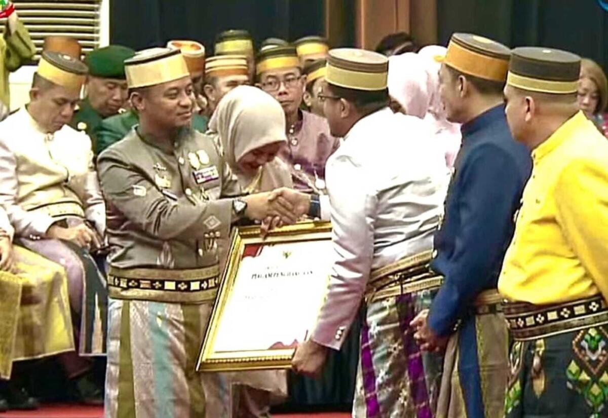 PENGHARGAAN -- Sekkab Sidrap, Andi Rahmat Saleh mewakili Bupati menerima penghargaan pada rapat paripurna istimewa DPRD Sulsel memperingati Hari Jadi Sulsel ke-356 Tahun 2025 di Ruang Pola Kantor Gubernur Sulsel, Minggu (19/10).