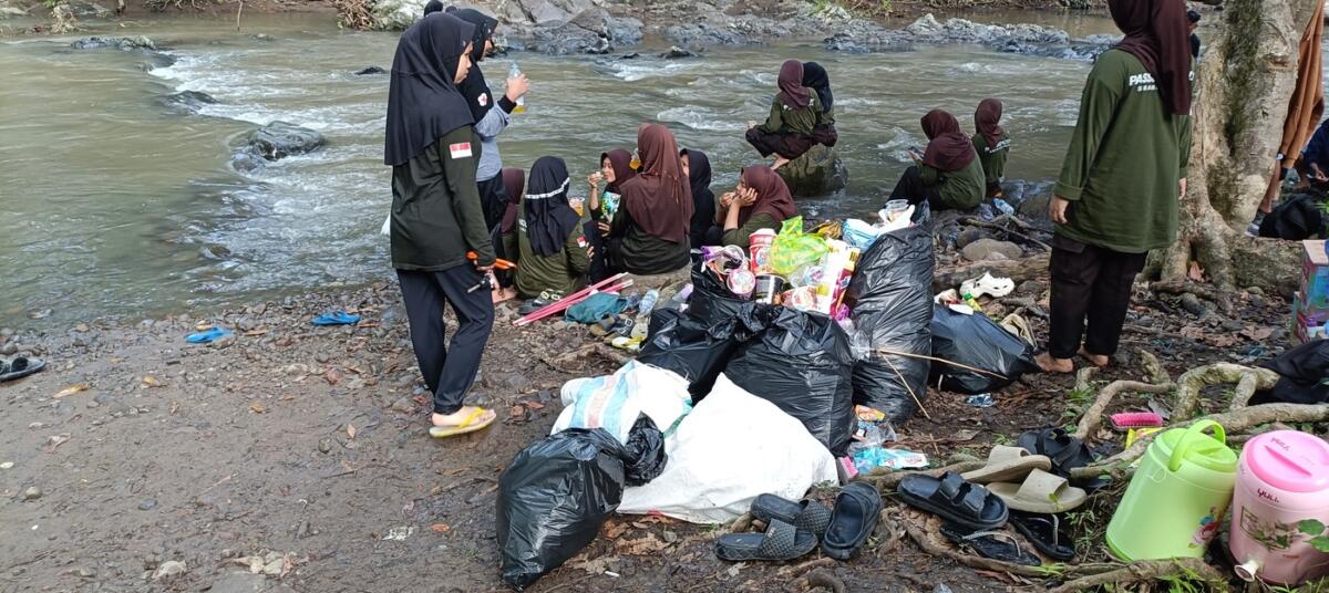 BERSIH SUNGAI -- Pengurus PMR dan Pramuka  SMA 6 Soppeng Kecamatan Marioriawa Kabupaten Soppeng menggelar Baksos pembersihan sampah di pinggir Sungai, Lejja,  Minggu (26/10). 
