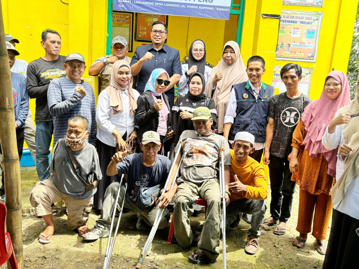 KUNJUNGAN -- Kadinsos Kabupaten Soppeng Taufik Ramli mengunjungi Perkumpulan Penyandang Disabilitas Indonesia (PPDI) dan meresmikan Sekretariat DPC PPDI Kabupaten Soppeng di Laulaweng Desa Laringgi Kecamatan Marioriawa Kabupaten Soppeng, Rabu (29/10).
