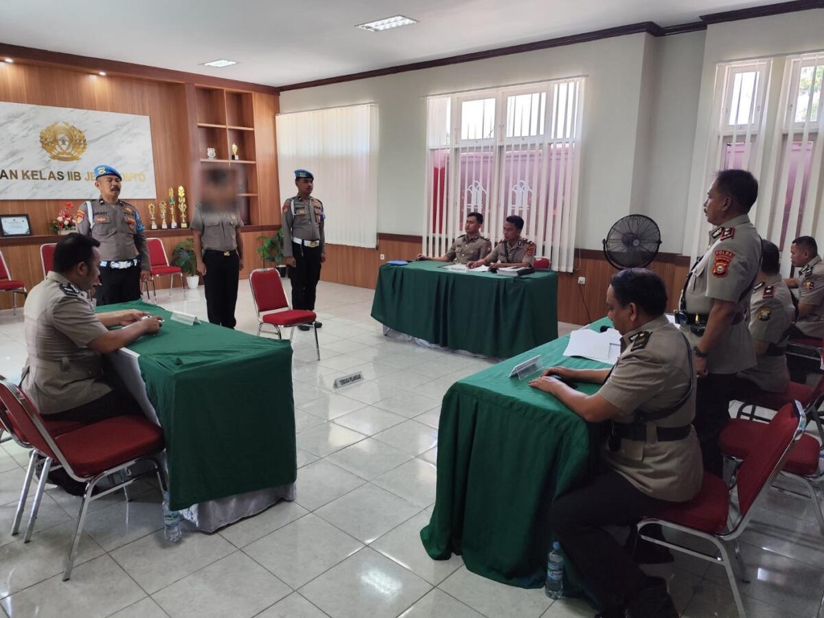PECAT -- Salah seorang oknum anggota Polri di Mapolres Soppeng Briptu SW direkomendasikan untuk diberhentikan PTDH dari Dinas Polri kaena terbukti menyalagunaan narkoba baru-baru ini.
