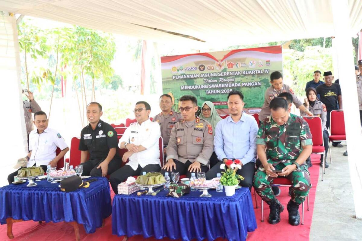 ZOOM MEETING -- Polres Soppeng bersama Forkopimda mengikuti kegiatan Zoom Meeting Penanaman Jagung Serentak Kuartal IV dalam rangka mendukung program pemerintah untuk mewujudkan swasembada pangan nasional tahun 2025, Rabu (8/10). 