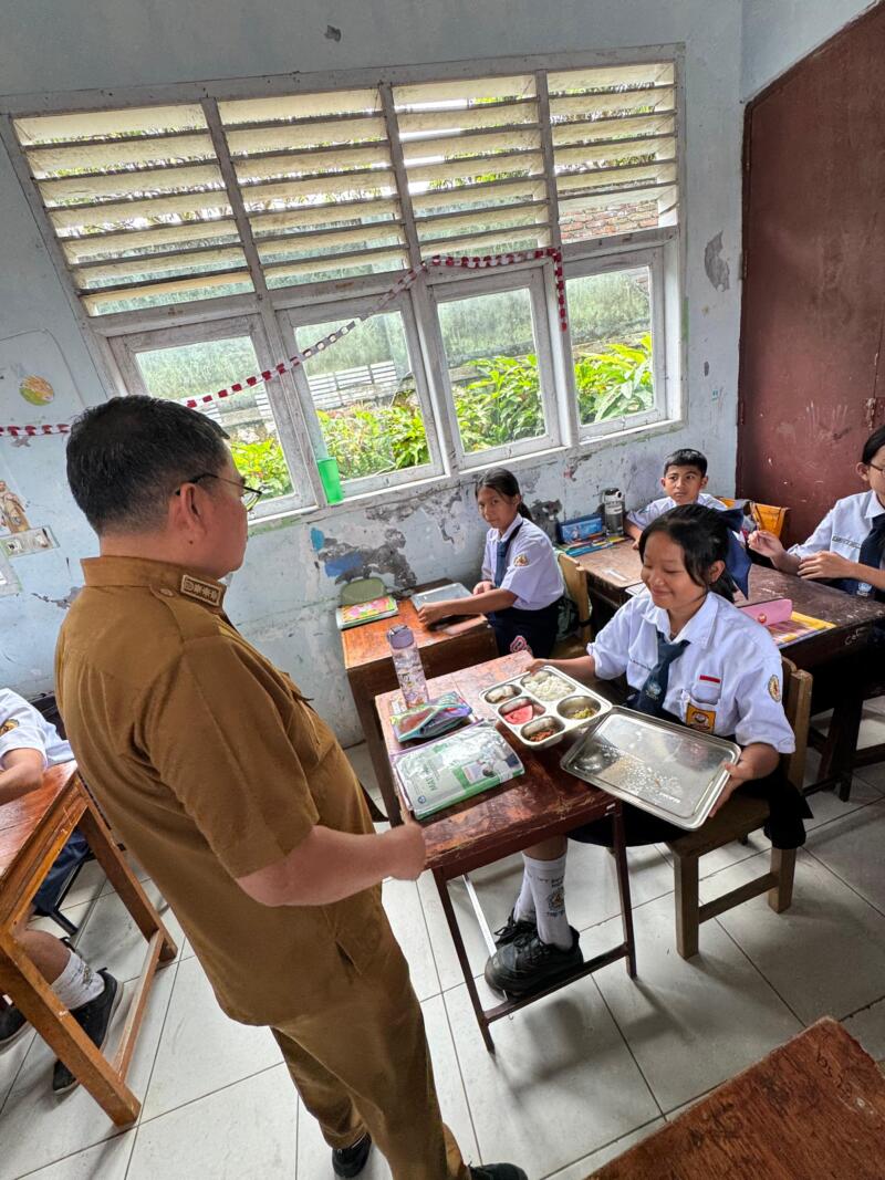 PANTAU -- Bupati Tana Toraja, Zadrak Tombeg memantau distribusi program Makan Bergizi Gratis (MBG) di SMP 1 Tana Toraja di Makale, Rabu (7/10).   
