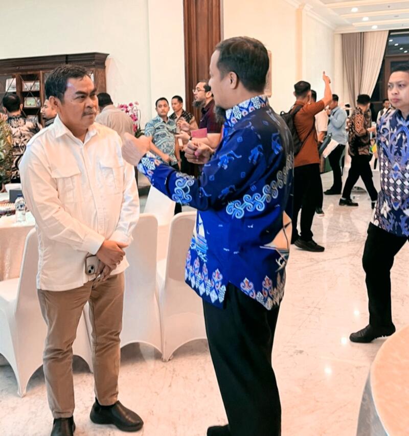 TEMUI GUBERNUR -- Bupati Tator Zadrak Tombeg menemui Gubernur Sulsel, Andi Sudirman Sulaiman mempertegas aspirasi masyarakat terkait perbaikan jalan poros di Tana Toraja dan hal itu menjadi kewenangan Pemprov Sulsel. 