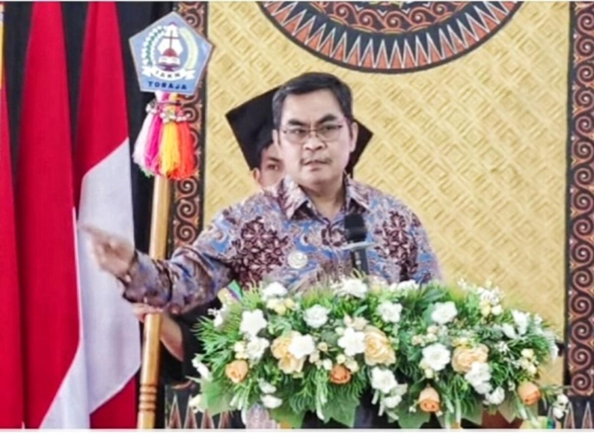 PRIHATIN -- Bupati Tana Toraja, Zadrak Tombeg menghadiriacara wisuda Institut Agama Kristen Negeri (IAKN) Toraja, di Ge'tengan Jumat (3/10). Pada kesempatan itu, Zadrak menyampaikan keprihatinannya atas eksekusi Tongkonan yang kian marak diberitakan dimana-mana.
