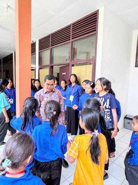 KUNJUNGI -- Bupati Tana Toraja, Zadrak Tombeg mengunjungi siswa-siswi Sekolah Rakyat di Sanggar Kegiatan Belajar (SKB) Ge'tengan, Kecamatan Mengkendek, Jumat (3/10). 
