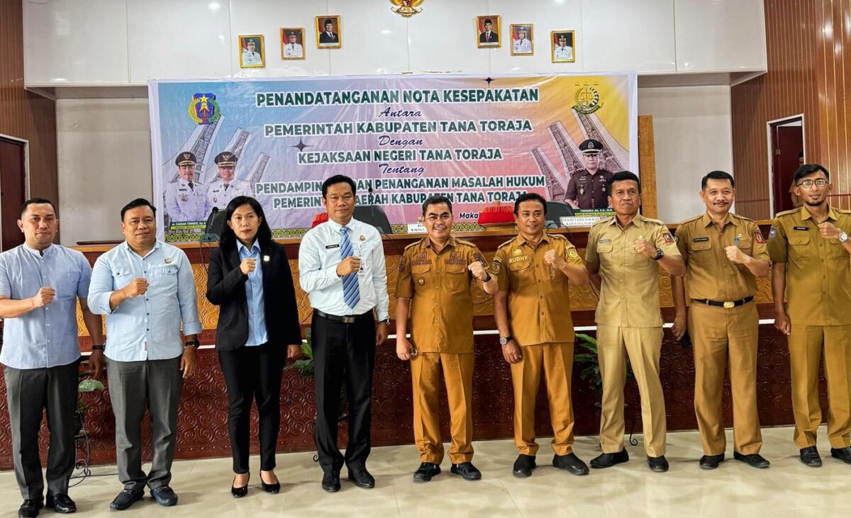 KERJASAMA -- Pemkab Tana Toraja menandatangani kerjasama (MoU) dengan Kejari Makale terkait pendampingan penanganan masalah hukum. Nota kesepahaman ditandatangani Bupati Tator Zadrak Tombeg dan pihak Kejari Makale diwakili Frendra AH, Rabu (15/10).
