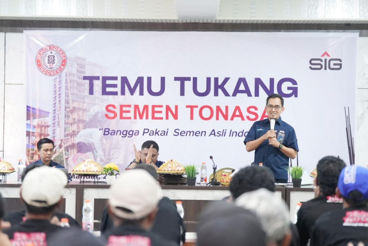 TEMU TUKANG -- SM of Sales Retail Sulawesi 1, Amrullah Yusuf, memberikan sambutan pada acara Temu Tukang yang digelar PT Semen Tonasa.
