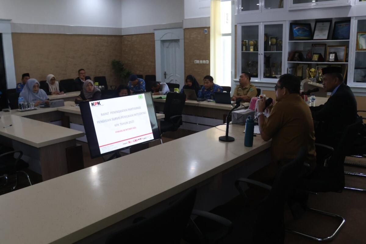 DUKUNG -- Wakil Bupati Pinrang, Sudirman Bungi memimpin rapat koordinasi (Rakor) dalam rangka gerakan nasional anti korupsi di Ruang Rapat Bupati Pinrang, Selasa (28/10) 
