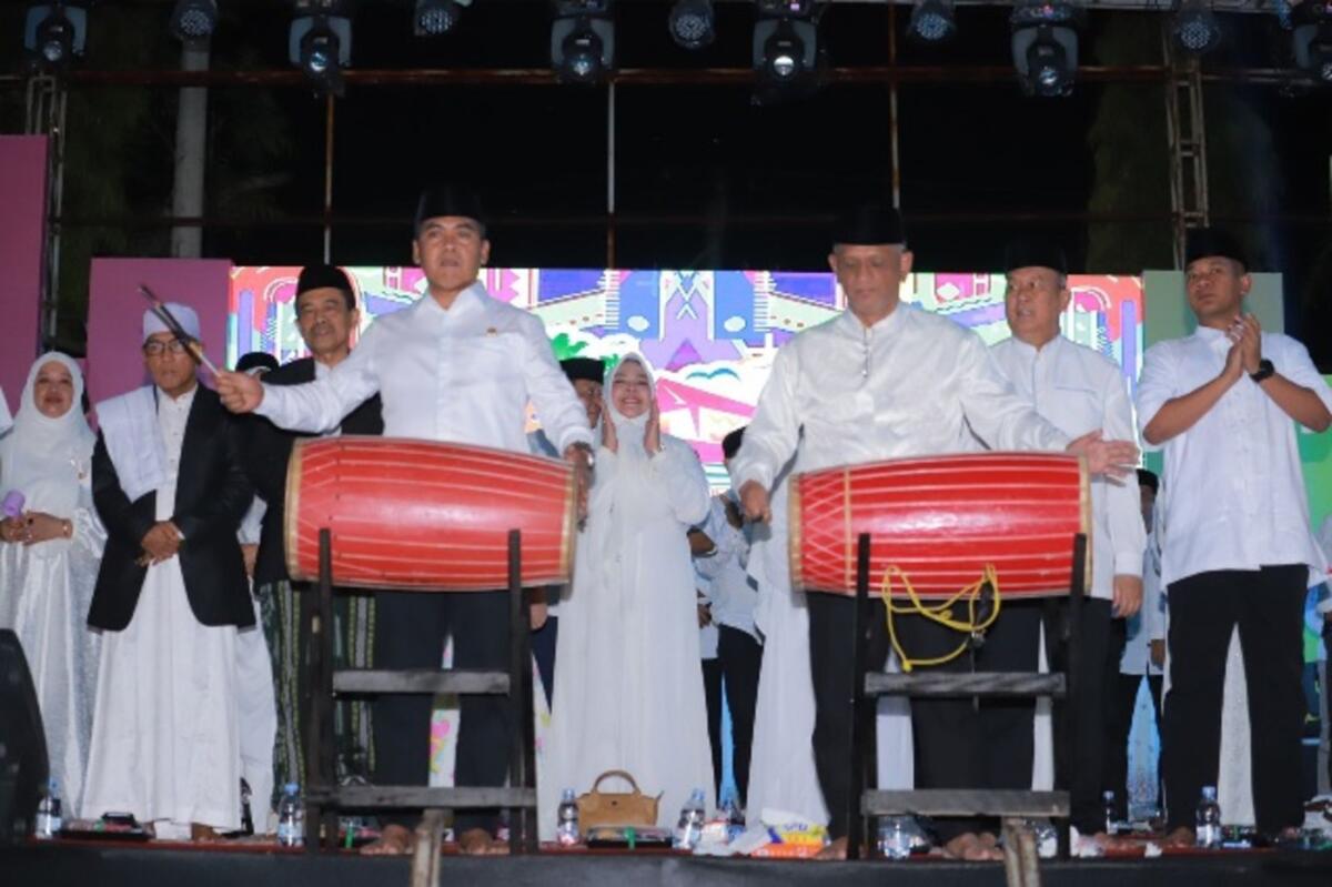MENGGEMAH -- Bupati Wajo Andi Rosman dan Wabup Baso Rahmanuddin menabuh beduk tanda dimulainya kegiatan Wajoi Bershalawat di Lapangan Merdeka Sengkang, Rabu (20/10) malam. 
