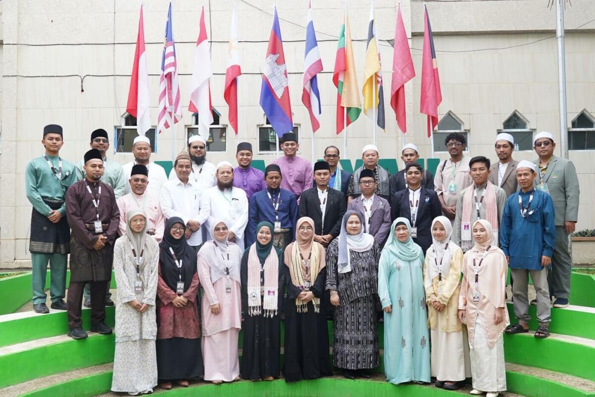 FOTO BERSAMA -- Peserta lomba MQH Internasional I Ponpes As'adiyah Kabupaten Wajo foto bersama usai kegiatan perlombaan resmi ditutup 
