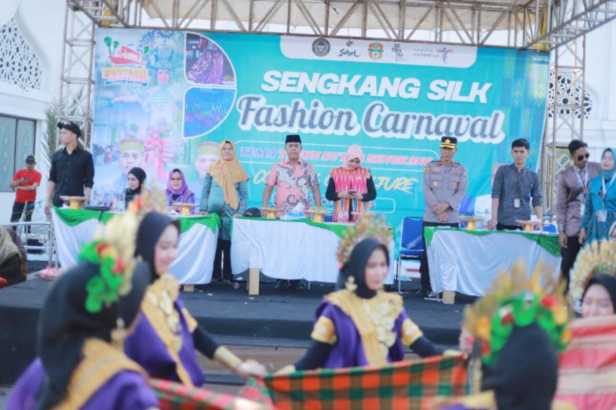 FASHION KARNAVAL -- Sengkang Silk Fashion Karnaval sebagai rangkaian Festival Danau Tempe (FDT) 2025 di Jalan Masjid Raya, depan Masjid Agung Ummul Quraa Sengkang baru-baru ini. 
