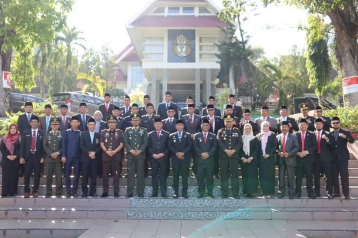 UPACARA -- Bupati Wajo, Andi Rosman (tengah dasi biru) foto bersama usai menghadiri upacara peringatan Hari Kesaktian Pancasila di Lapangan Kantor Bupati Wajo baru-baru ini. 
