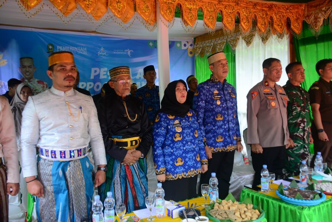 Bupati Sinjai Hj. Ratnawati Arif dan Wakil Bupati Sinjai Andi Mahyanto Mazda. Sejumlah pejabat turut hadir, termasuk perwakilan Forkopimda