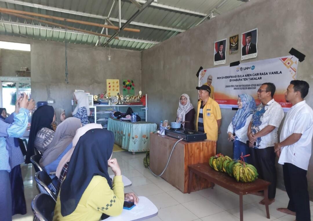 Tim PkM FIP UNM saat melatih masyarakat Takalar mengolah gula aren menjadi gula aren cair rasa vanila.