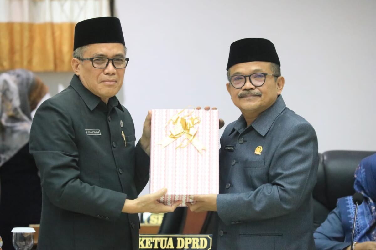 Sekda Bantaeng, H Abdul Wahab (kiri) mewakili bupati menyerahkan Ranperda tentang Perubahan Kedua atas Peraturan Daerah Kabupaten Bantaeng Nomor 5 Tahun 2015 tentang Pembentukan dan Susunan Perangkat Daerah, serta Rancangan Kebijakan Umum Anggaran (KUA) dan Rancangan Prioritas dan Plafon Anggaran Sementara (PPAS) Tahun Anggaran 2026.