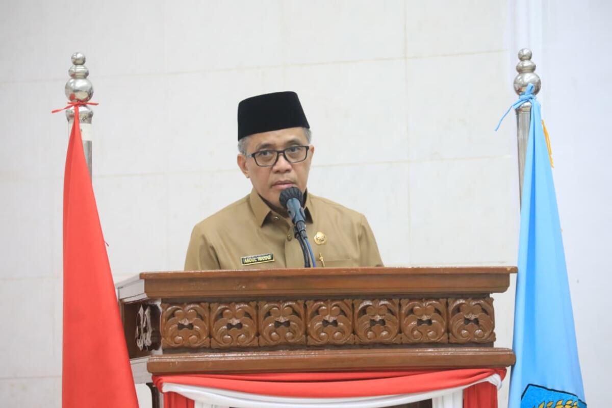 Sekretaris Daerah Kabupaten Bantaeng, H. Abdul Wahab, membacakan jawaban eksekutif terhadap pemandangan umum fraksi dalam rapat paripurna di DPRD Bantaeng.