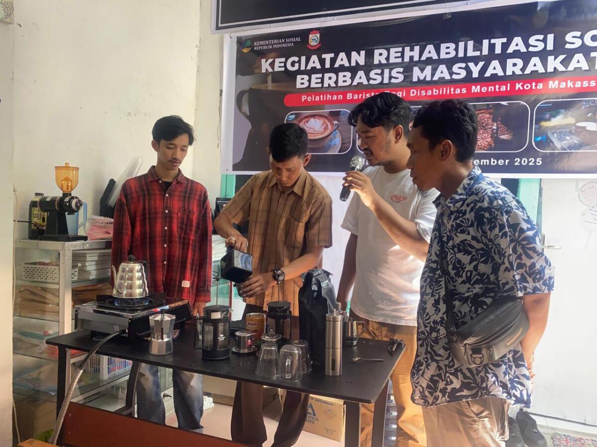Sentra Wirajaya Makassar Kemensos RI melatih 15 ODGJ menjadi Barista di Sekretariat Komunitas Pejuang Pulih Jl. Lanto Dg Pasewang Kota Makassar.