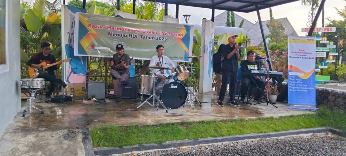 Penampilan para penyandang disabilitas pada Bazar Harmoni Kesetaraan yang berlangsung, Jumat (7/11/2025) sore hingga malam di Sentra Kreasi Atensi (SKA) Sentra Wirajaya Makassar. 