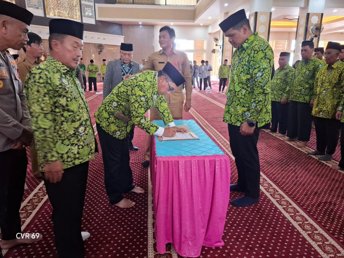 Ketua Pimpinan Wilayah DMI Provinsi Sulawesi Selatan, Mayjen TNI (Purn) H. Andi Muhammad Bau Sawa Mappanyukki melantik pengurus DMI Bantaeng di Masjid Agung Syekh Abdul Gani, Kabupaten Bantaeng, Selasa (11/11/2025).