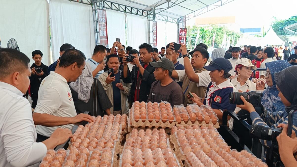 Ketua KKSS yang juga Menteri Pertanian, Andi Amran Sulaiman ketika memantau pembagian paket sembako murah di Lapangan Karebosi Makassar.